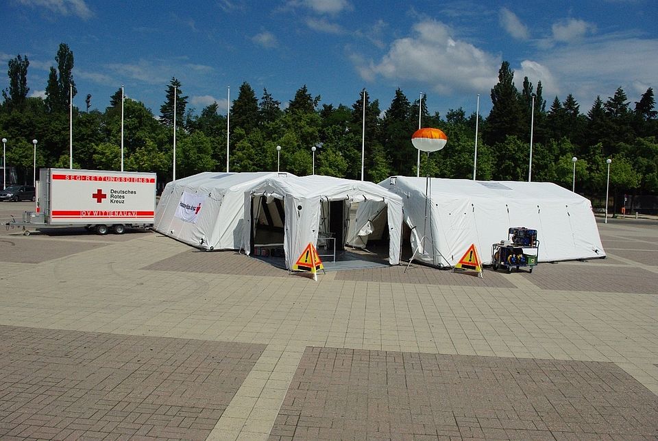 Sanitätsstation Eine Sanitätsstation aus Zelten und einem Anhänger