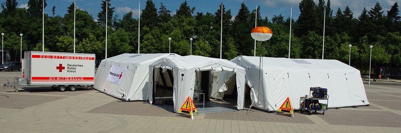 Eine Sanitätsstation aus Zelten und einem Anhänger