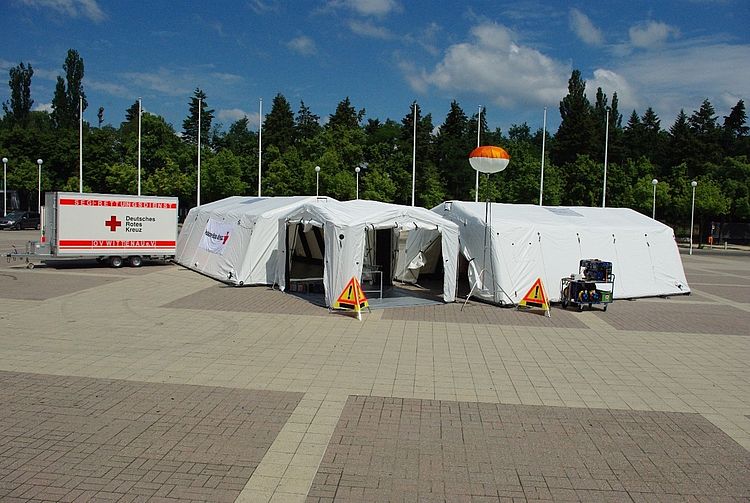 Eine Sanitätsstation aus Zelten und einem Anhänger