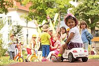 Spielende Kinder auf einem Spielplatz